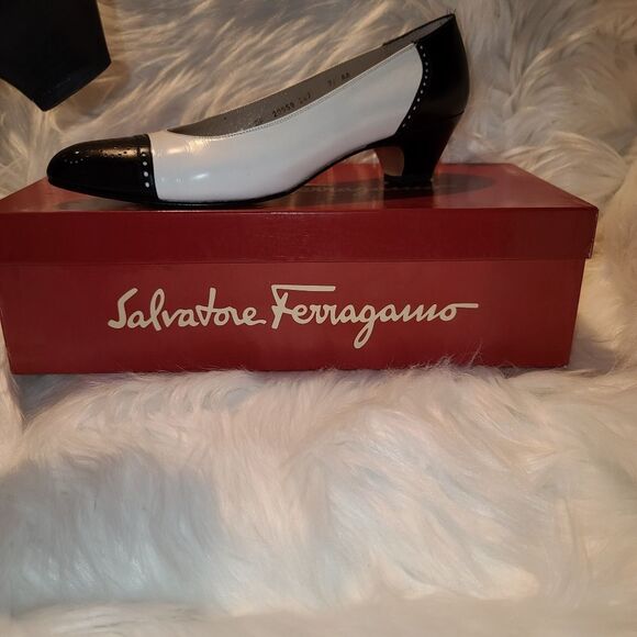 SALVATORE FERRAGAMO VINTAGE PUMP HEELS (7.5AA) - Picture 4 of 13